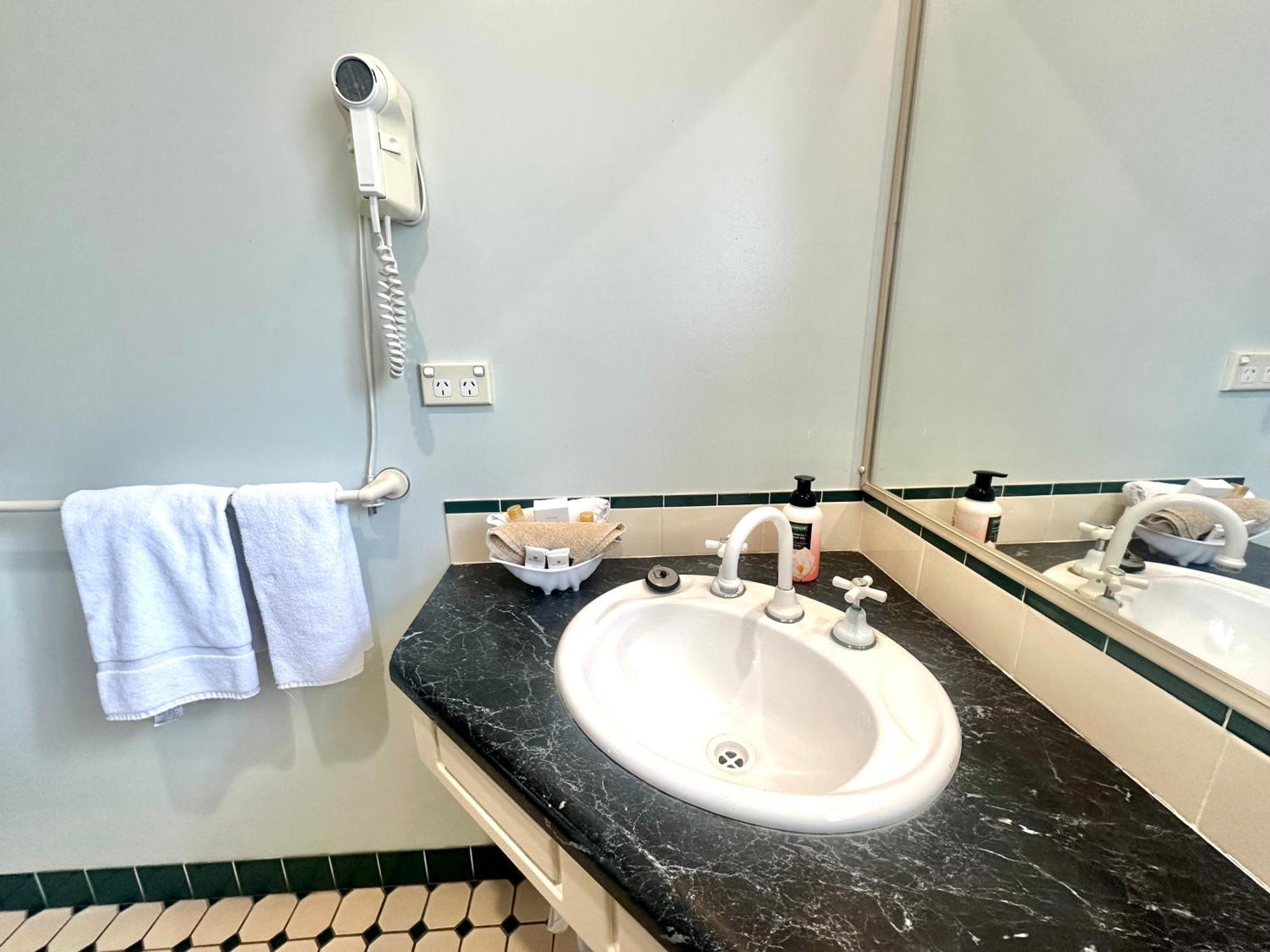 Elite Motor Inn Армидейл Екстериор снимка